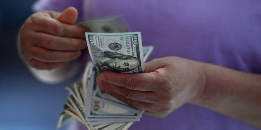 الدولار يتعافى طفيفاً وسط ترقب اتفاق لوقف إطلاق النار