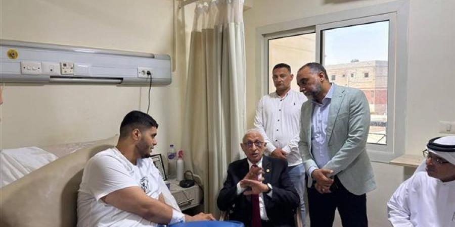 محافظ شمال سيناء يزور المرضى والجرحى الفلسطينيين بمستشفى العريش العام