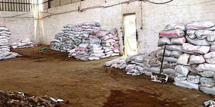 التحفظ على 460 طن مواد مجهولة المصدر داخل مصنع أعلاف غير مرخص بالمنوفية