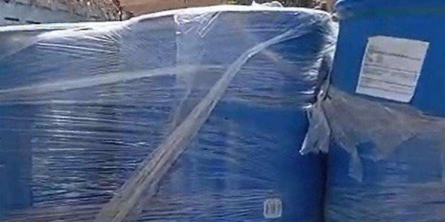 ضبط 2.7 طن ألوان صناعية بمحال بيع العصائر بالفيوم