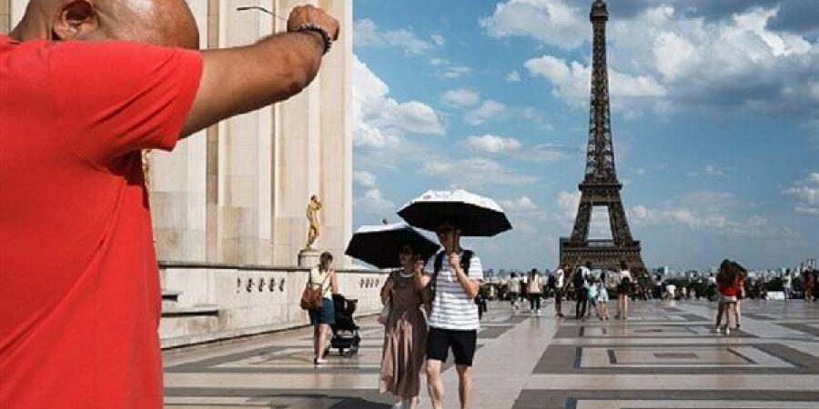 تصل إلى 38 درجة، إعلان حالة التأهب القصوى في فرنسا بسبب موجة حر واجتماع عاجل لرئيس الحكومة مع 14 وزيرا