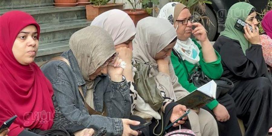 بالسبحة والقرآن، قلق وترقب أولياء الأمور أمام لجان الثانوية العامة 2026 (فيديو وصور)