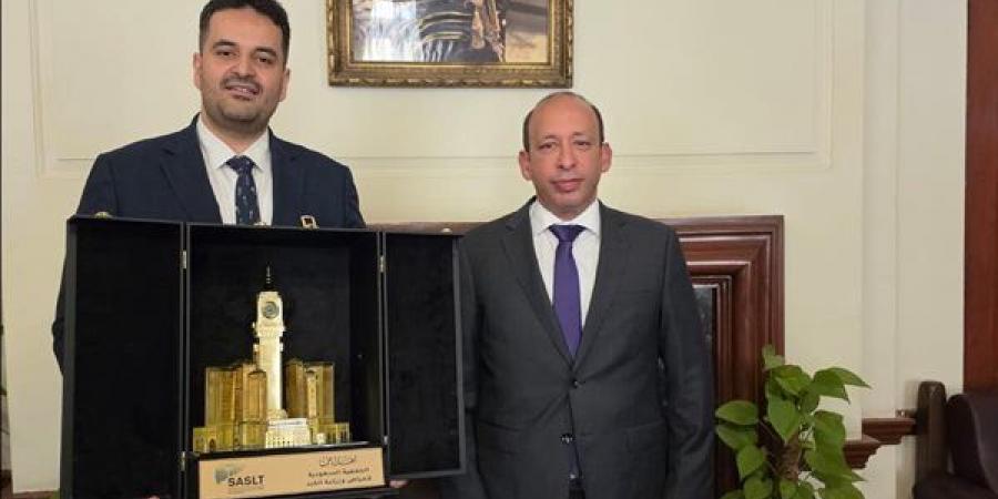 عميد قصر العيني يتسلم مجسما لوقف الملك عبد العزيز خلال المنتدى العلمي لصحة الكبد