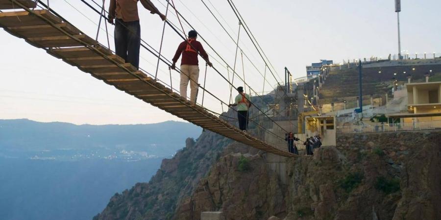 الجسر الزجاجي ومساطب القيم وجهة صيفية تجمع إطلالات الباحة وفعاليات العائلة