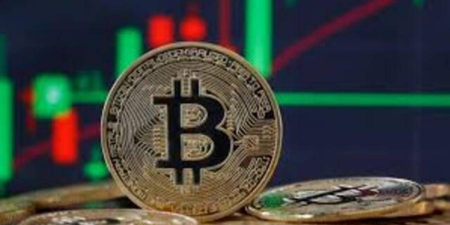 "بيتكوين" تتراجع إلى ما دون 62000 دولار