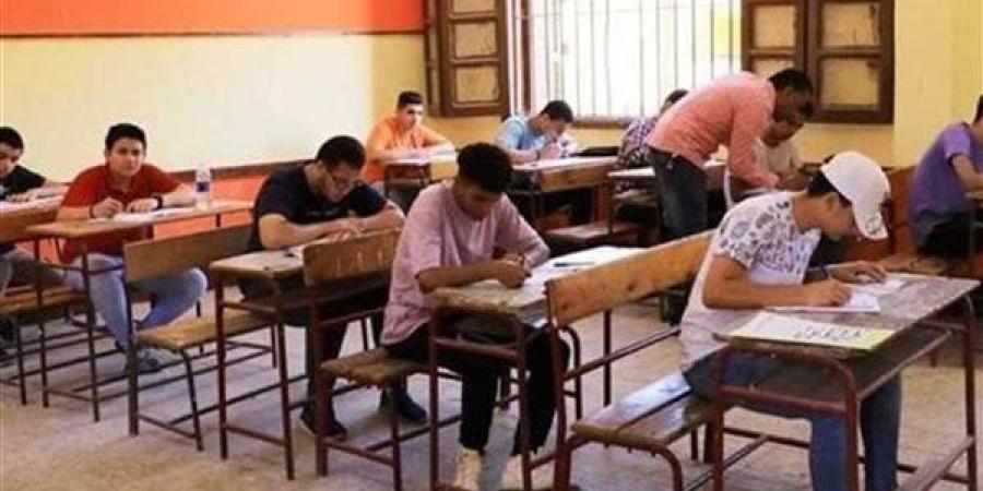 طلاب الثانوية العامة يؤدون أول امتحانات المواد المضافة للمجموع باللغة العربية، الأحد
