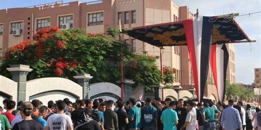 انطلاق امتحانات المواد المضافة للمجموع لطلاب الثانوية العامة باللغة العربية غدا.. ننشر توزيع الدرجات وشرط النجاح.. وهذه حقيقة صعوبة امتحان العربي