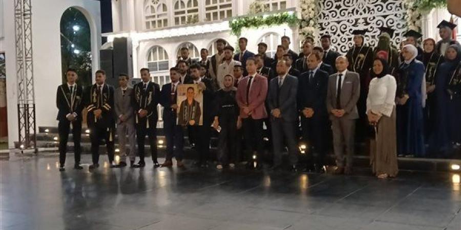 لحظة وفاء من طلاب حقوق جنوب الوادي لصديقهم المتوفى في حفل التخرج بقنا