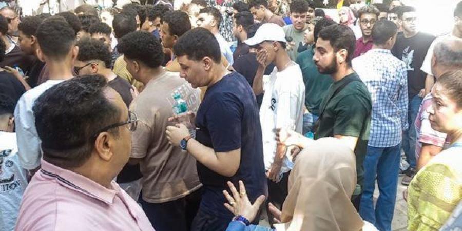 طلاب الثانوية العامة بأسيوط يحملون زجاجات المياه لمواجهة ارتفاع الحرارة قبل دخول اللجان (فيديو)