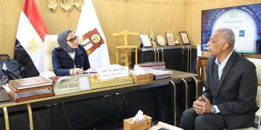 محافظ الوادي الجديد تناقش تطوير الإذاعة المحلية ودعم البرامج لخدمة قضايا المواطن
