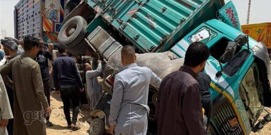 بينهم طفلة، إصابة 4 أشخاص في تصادم توكتوك بسيارة نصف نقل بالسنبلاوين