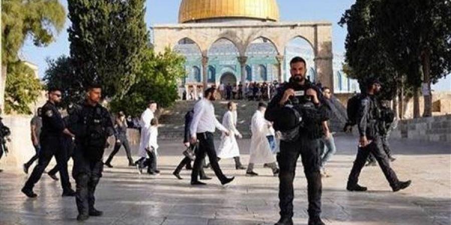 عشرات المستوطنين يقتحمون المسجد الأقصى وسط حراسة شرطة الاحتلال