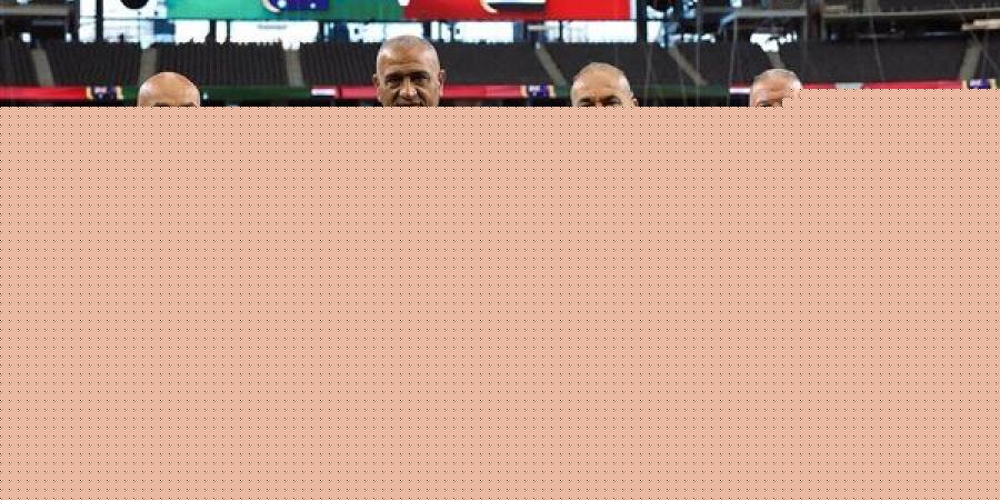 شاهد، انبهار الجهاز الفني لمنتخب مصر بملعب مباراة منتخب مصر وأستراليا (صور)
