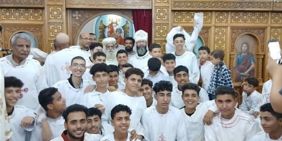 الأنبا جوارجيوس يرسم شمامسة جدد للخدمة في إيبارشية مطاي
