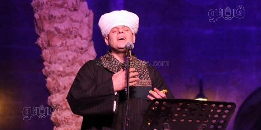 المنشد محمود التهامي ينتهي من تجهيزات حفله في ساقية الصاوي