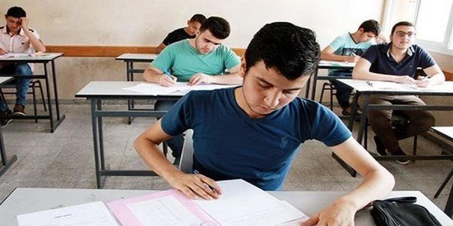 سر "السجادة الأرضية" في صور متداولة لامتحان اللغة الإنجليزية للثانوية العامة، والتعليم تحقق