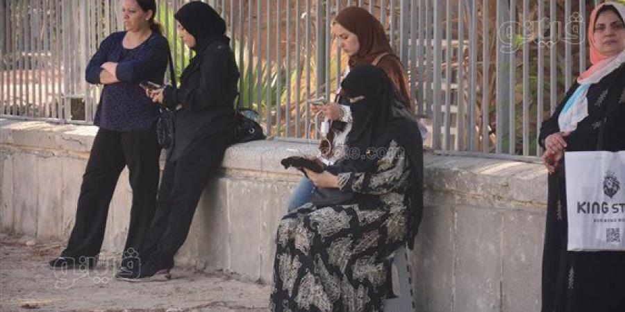 قلوب معلقة خلف الأسوار، القلق والترقب يسيطر على أولياء أمور طلاب الثانوية أمام اللجان (صور)