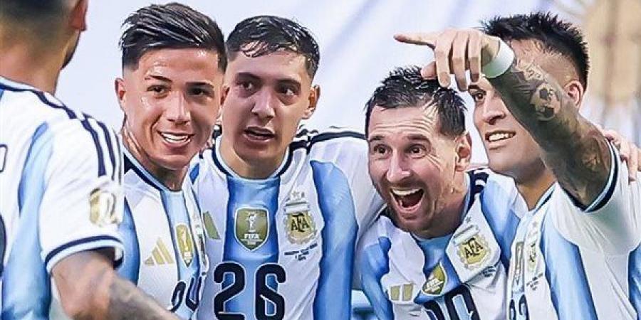 نجم منتخب الأرجنتين يوجه رسالة مثيرة إلى محمد صلاح قبل مواجهة المونديال