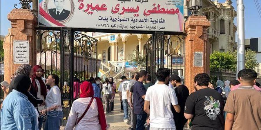 بدء توافد طلاب الثانوية العامة على اللجان لأداء امتحان اللغة الأجنبية الأولى