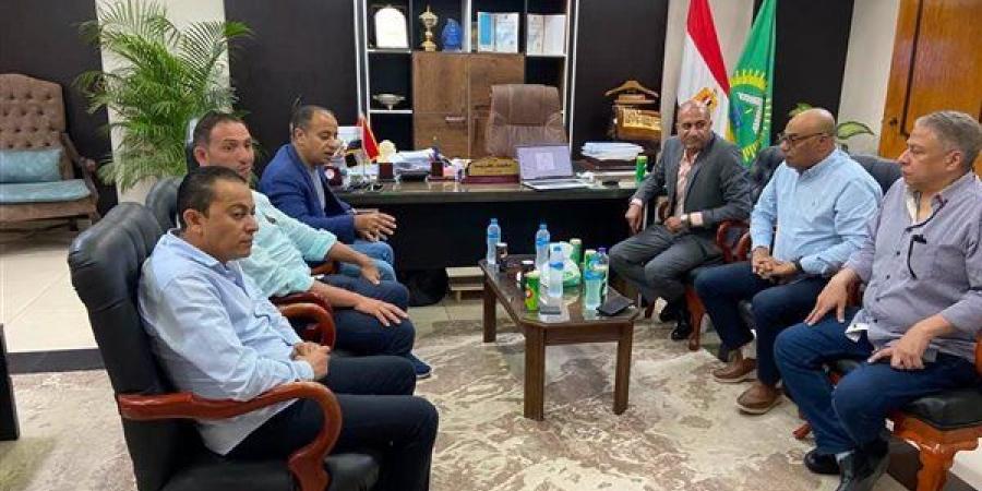 رئيس مدينة الشروق يبحث مع مسؤول الشؤون العقارية بالمجتمعات العمرانية الجديدة إجراءات توفيق الأوضاع والقرعة العلنية التسكينية (صور)