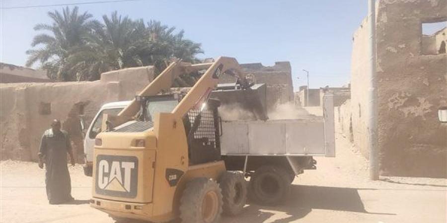 حملة مكبرة لإزالة تعديات وإشغالات تعوق الحركة بشوارع مدينة باريس بالوادي الجديد