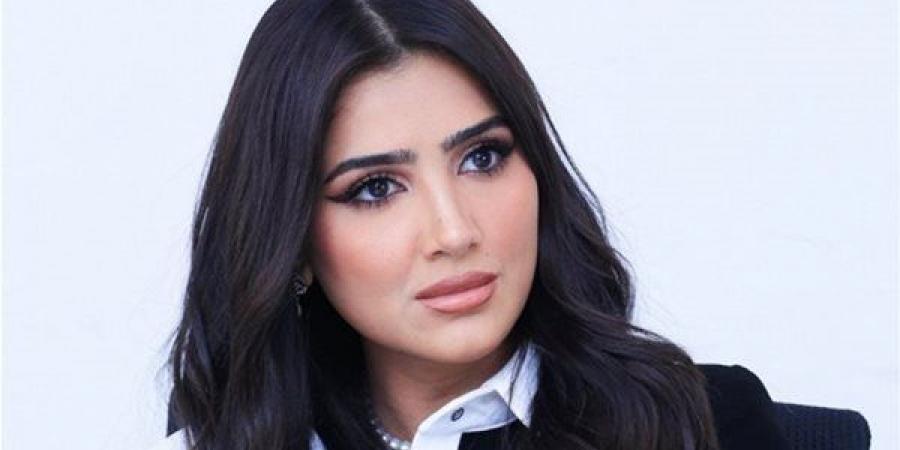 مي عمر تخطف الأنظار بتيشرت المنتخب في العرض الخاص لفيلم شمشون ودليلة (فيديو)