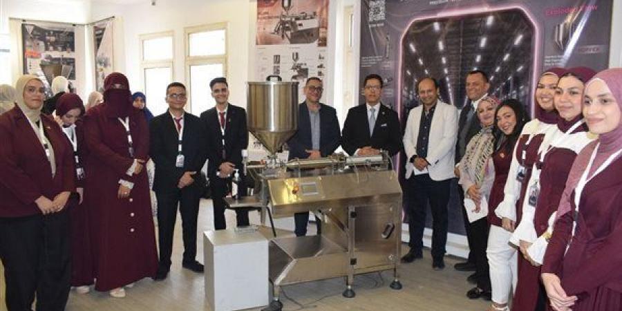 رئيس جامعة بنها يشهد مناقشة مشروعات تخرج التصميم الصناعي لطلاب كلية الفنون التطبيقية