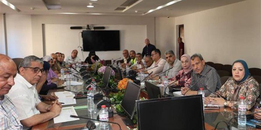 رئيس شركة الصرف الصحي بالإسكندرية يتابع مؤشرات الأداء وخطة العمل