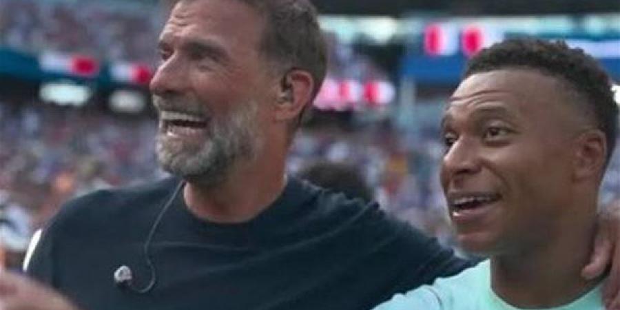 رغم علاقته باللاعب غير وطيدة، سر احتفال يورن كلوب مع مبابي بالفوز على المغرب (فيديو)