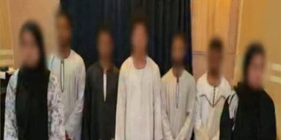 الداخلية تضبط 7 أشخاص بينهم سيدتان بعد تداول فيديو البنادق الآلية في حفل زفاف بقنا