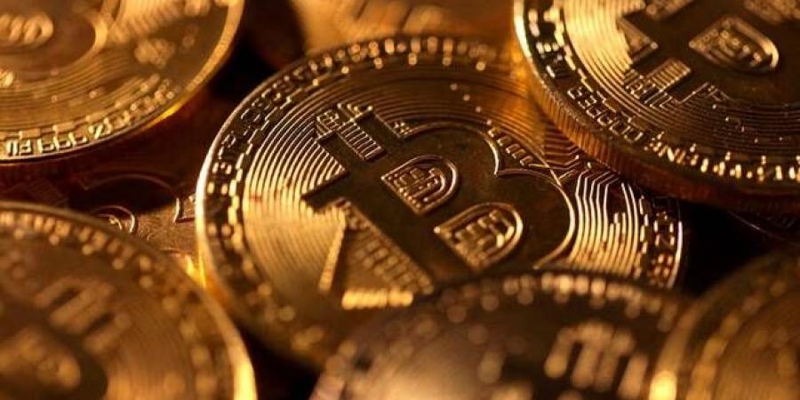 البيتكوين تتجاوز 64 ألف دولار وتتجه لمكاسب أسبوعية