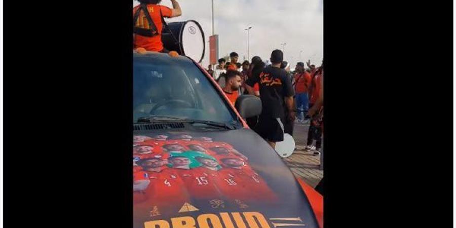 بـ"الطرومبيطة والأعلام"، الجماهير تستعد لاستقبال لاعبي المنتخب بالعلمين الجديدة (فيديو)