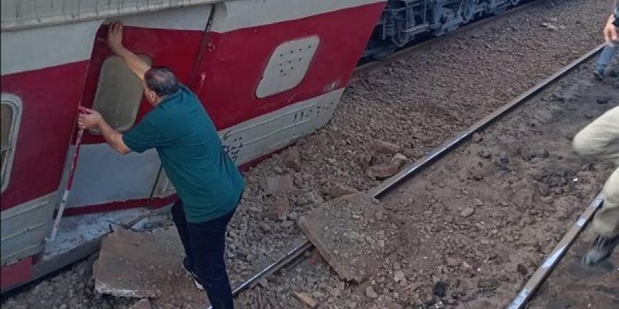 خروج عربة قطار "كفر الشيخ - طنطا" عن القضبان.. ومحافظ الغربية يتفقد موقع الحادث (فيديو)