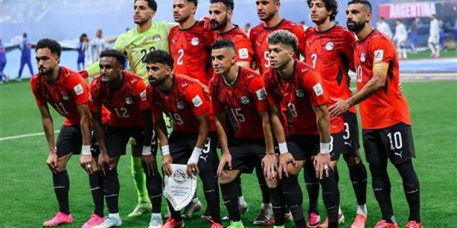 لاعبو منتخب مصر لكرة القدم يتوجهون إلى مقر رئاسة الجمهورية بالعلمين للقاء السيسي
