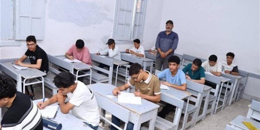 طلاب الثانوية العامة يؤدون غدا امتحان "الأحياء والرياضيات البحتة وعلم النفس"