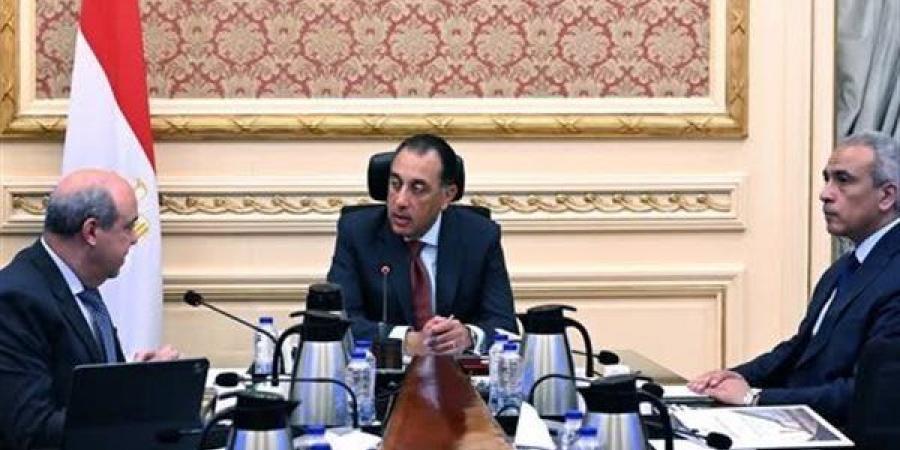 رئيس الوزراء يستعرض الموقف التنفيذي لمشروع مبنى الركاب "4" بمطار القاهرة