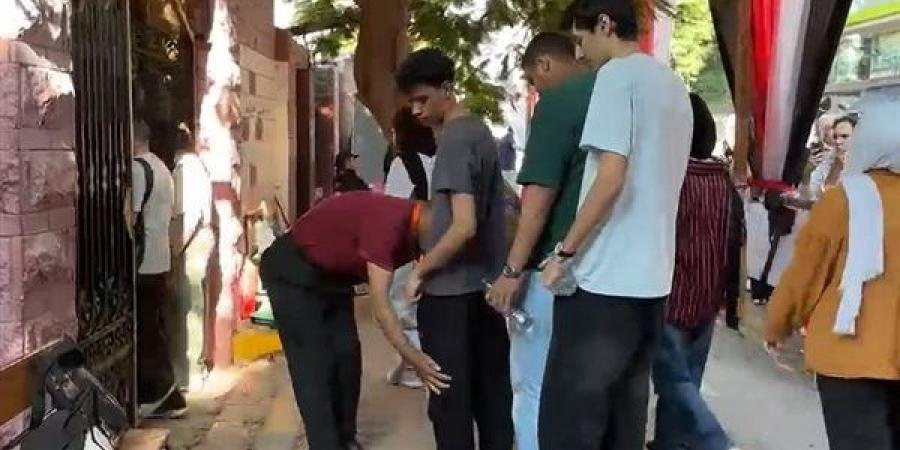 طلاب الثانوية العامة بأسيوط يؤدون اليوم امتحان مادة الرياضيات البحتة