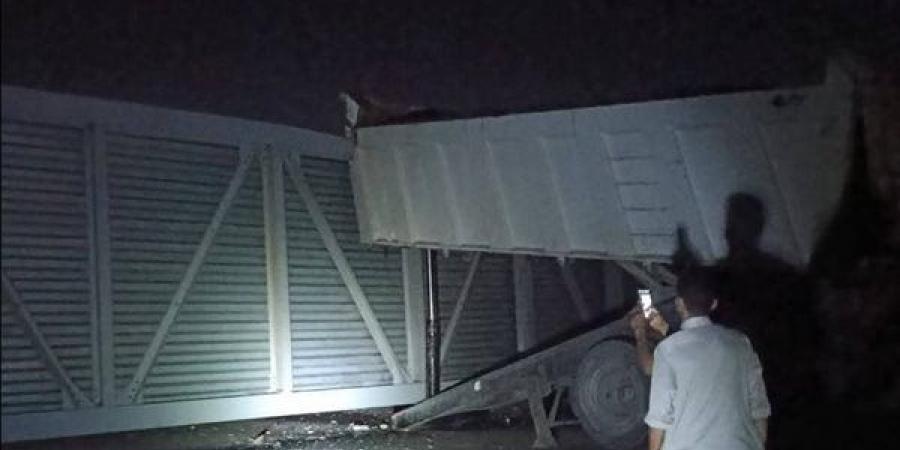 القليوبية تكشف تفاصيل سقوط كوبري مشاة كفر شكر بعد اصطدام سيارة نقل ثقيل به (صور)