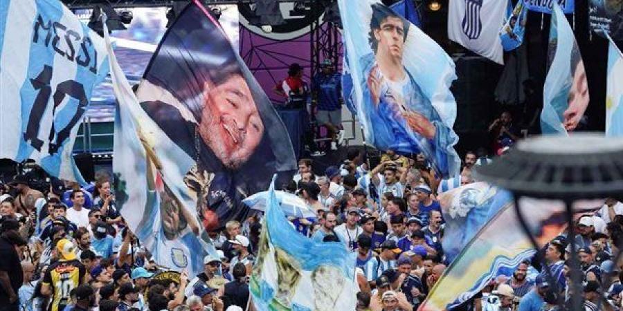 بصق ودهس، جماهير منتخب الأرجنتين تُهين علم إنجلترا في شوارع أمريكا