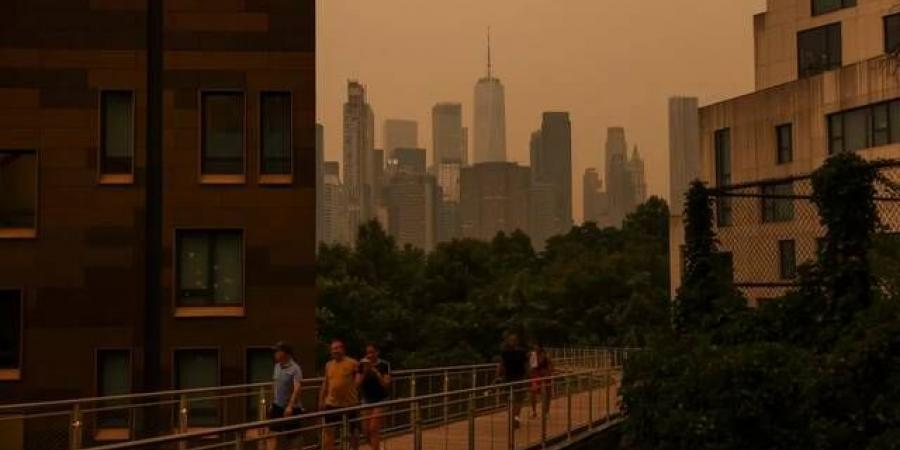 فيضانات وحرائق ودخان يضربون الولايات المتحدة وسط موجة طقس قاسية
