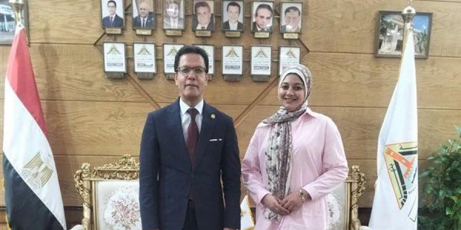 بعد لقائها مدبولي، رئيس جامعة بنها يكرم طالبة التجارة ويشيد بكفاحها في التوفيق بين الدراسة والعمل