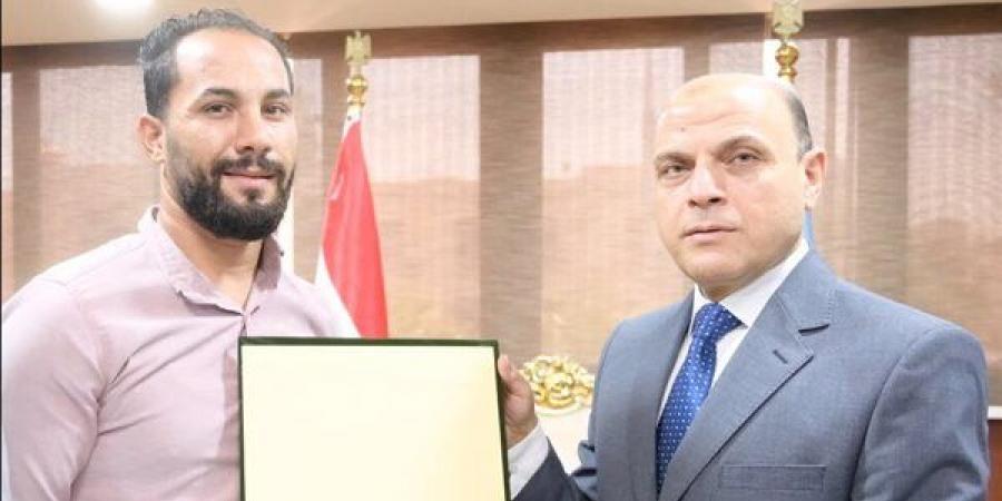 محافظ الغربية يوفر فرصة عمل لأحمد البنا تقديرًا لشجاعته في إنقاذ أسرة سقطت سيارتهم بالترعة