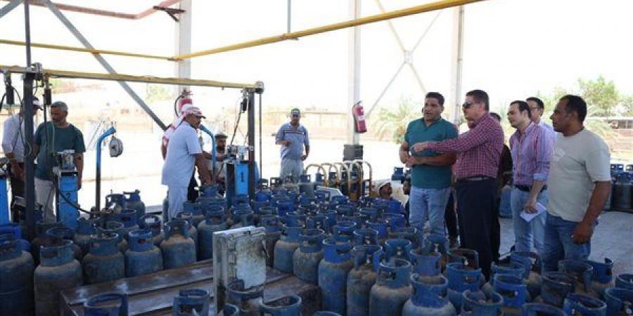 سكرتير عام الوادي الجديد يتفقد سير العمل بالمشروعات الإنتاجية والخدمية