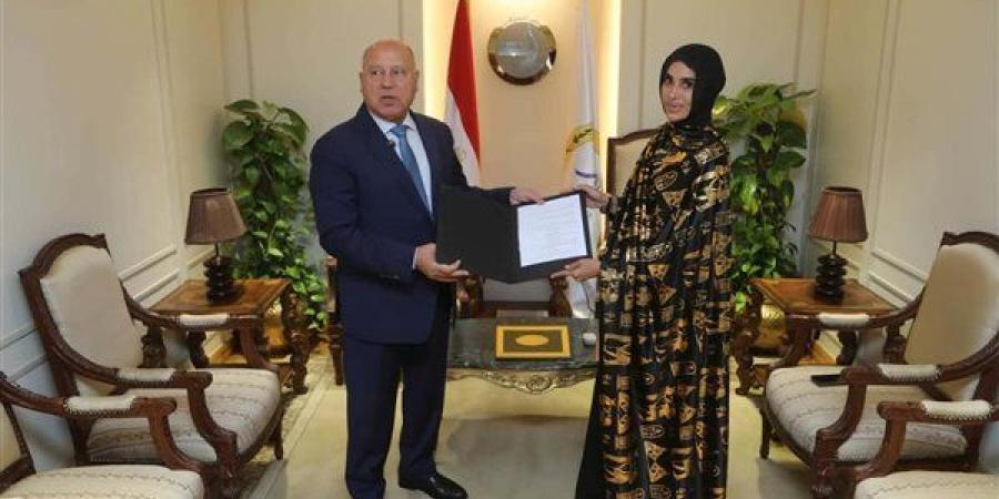 وزير النقل يكرم ليلى الأنصاري تقديرًا لموقفها الوطني في التصدي لرشق قطار بالحجارة