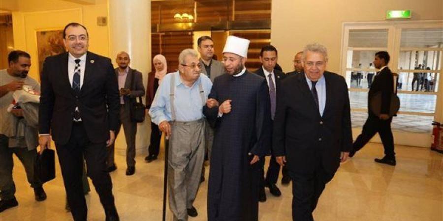 الأزهري يشيد بمسيرة الفنان فاروق فلوكس ويؤكد: "نهضة الأمم تبدأ من الأسرة الواعية" (صور)