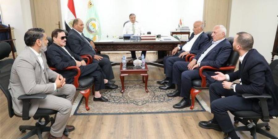 وزير الزراعة يبحث مع اتحاد منتجي الدواجن تطوير الصناعة والتوسع في التصدير