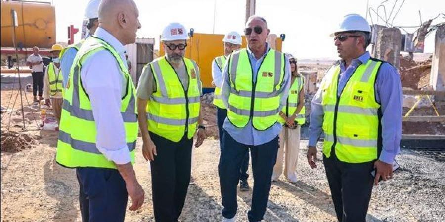 الخطيب يتابع المرحلة الأولى من أعمال الخرسانة باستاد الأهلي (صور)