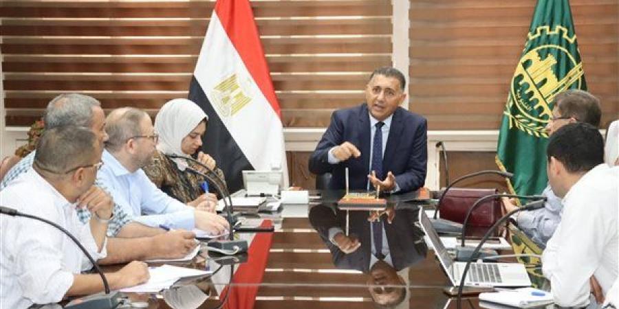 خطة عاجلة لإزالة تراكمات المخلفات بالترع والمصارف بالقليوبية