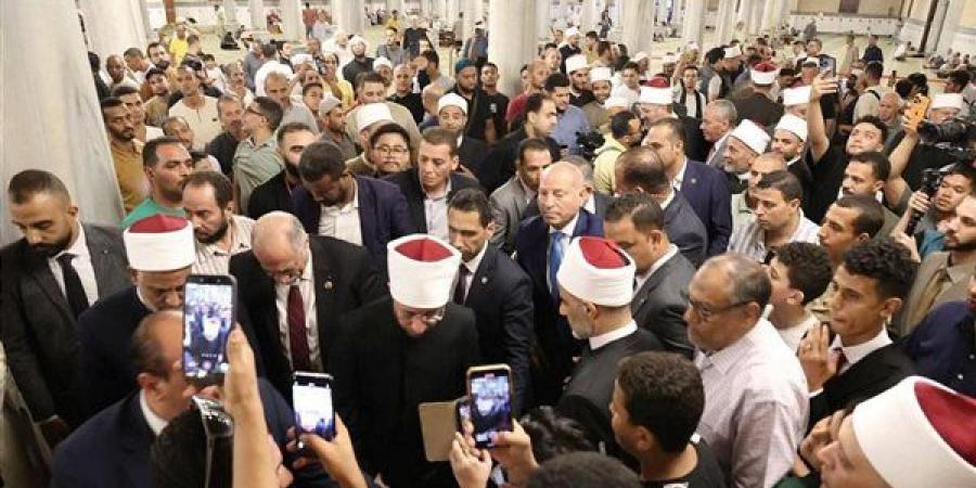 وزير الأوقاف ومحافظ القاهرة ونقيب الأشراف يفتتحون مسجد الإمام الحسين بعد تجديد الفرش (صور)