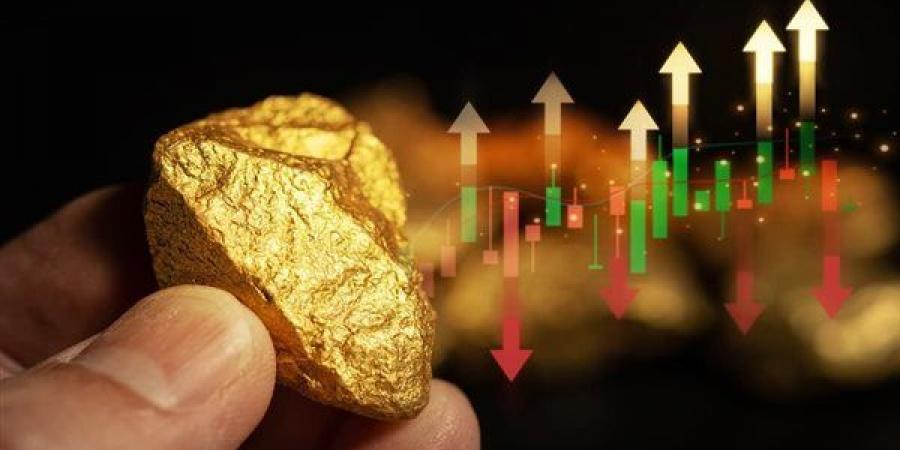 الذهب يرتفع إلى مستويات قياسية عالميًا.. الأوقية تسجل 4340 دولارًا.. السوق المحلية تسير عكس الاتجاه.. وسعر الصرف والطلب يكشفان السر